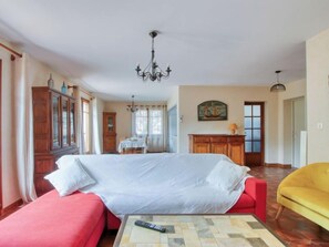 TV - L'Arbousier by Interhome (Six Fours)