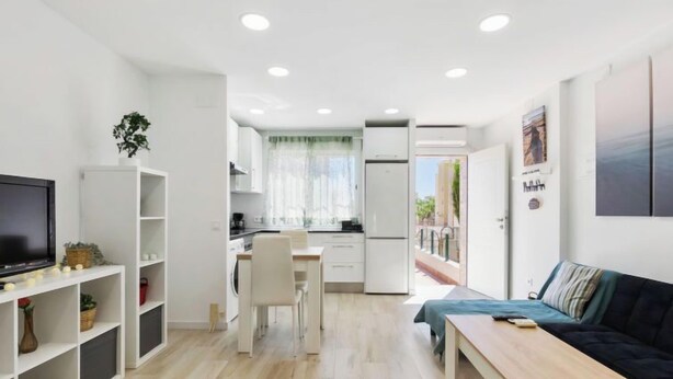 Un appartement moderne comprenant un salon, une cuisine et un coin repas.