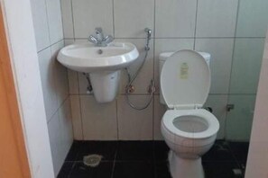 Standard Double Room | Bathroom - PPH Living Fortune Suites (Bengaluru)