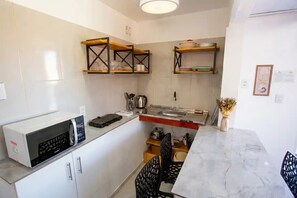 Fridge, stovetop, electric kettle, cookware/dishes/utensils - Residencial Ponta Norte (Florianópolis)