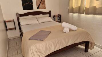 1 habitación, cortinas blackout y tabla de planchar con plancha