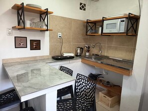 Fridge, stovetop, electric kettle, cookware/dishes/utensils - Residencial Ponta Norte (Florianópolis)