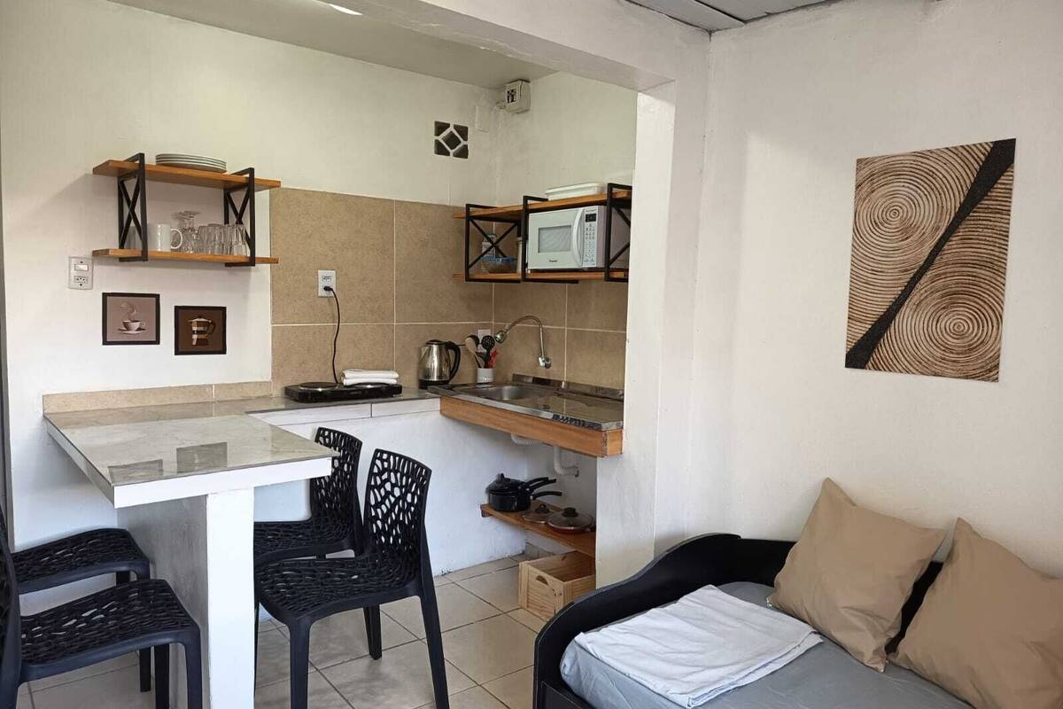 1 habitación, cortinas blackout y tabla de planchar con plancha
