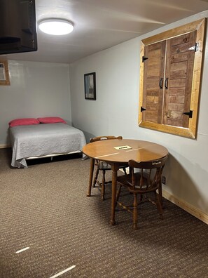 1 bedroom, WiFi, bed sheets - Small Space with a BIG View!!! (Redfield)