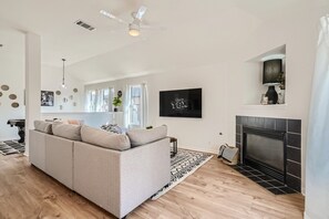 Smart TV - Your home away from home! (Leander)