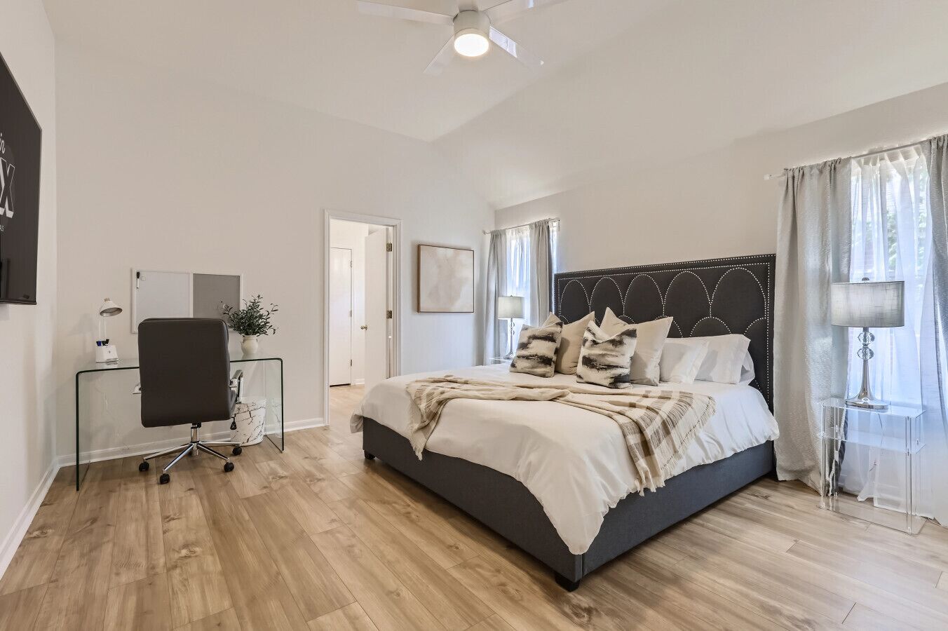 3 slaapkamers, een bureau, een strijkplank/strijkijzer, reisbedje