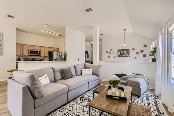 Smart TV - Your home away from home! (Leander)