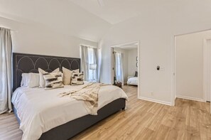 3 soverom, skrivebord, strykejern/-brett og reiseseng for barn