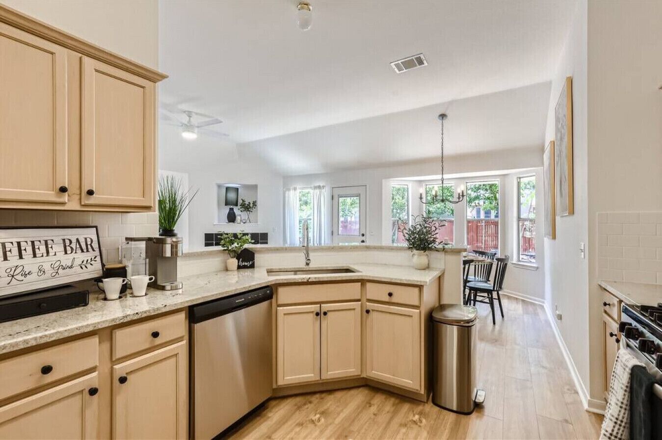 Kylskåp, mikrovågsugn, ugn och spishäll