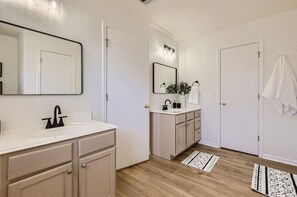 Secador de pelo y toallas