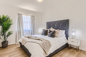 3 bedrooms, desk, iron/ironing board, travel cot - Your home away from home! (Leander)