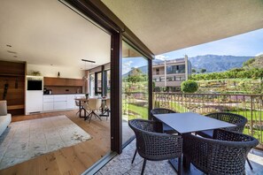 Outdoor dining - Apartment "Natur Romantik Annalena" with Mountain View, Private Terrace & Wi-Fi (Castelbello-Ciardes)