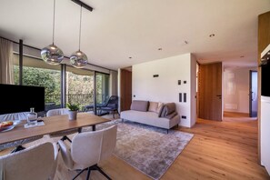 TV - Apartment "Natur Romantik Annalena" with Mountain View, Private Terrace & Wi-Fi (Castelbello-Ciardes)