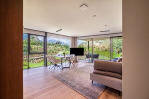 TV - Apartment "Natur Romantik Annalena" with Mountain View, Private Terrace & Wi-Fi (Castelbello-Ciardes)