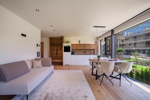 TV - Apartment "Natur Romantik Annalena" with Mountain View, Private Terrace & Wi-Fi (Castelbello-Ciardes)