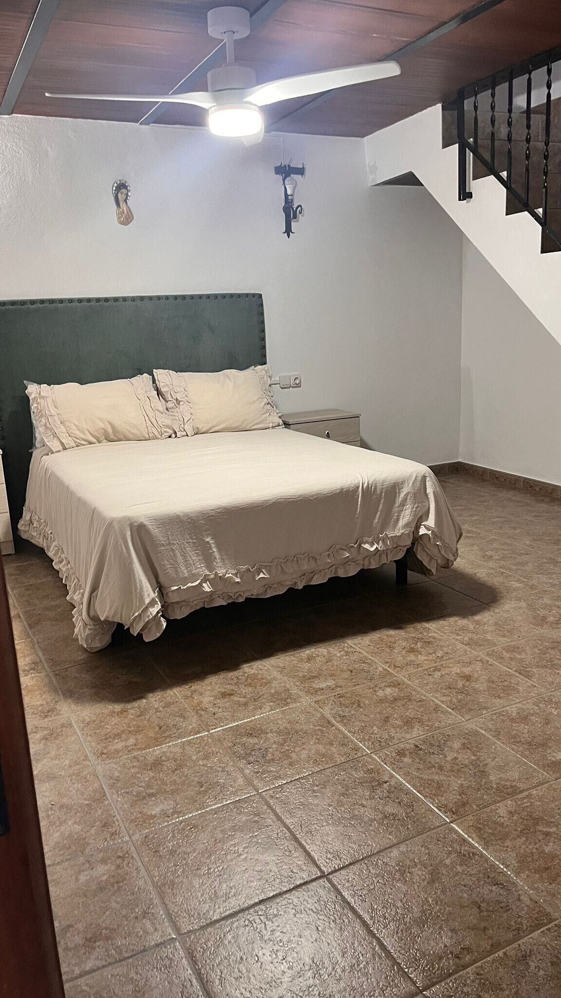 5 bedrooms, free WiFi, bed sheets