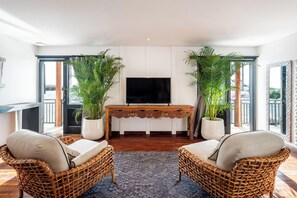 Smart TV, stereo - 6BR Canggu: Chef, Lap Pool, BBQ,Near Beach & Finns (Badung)