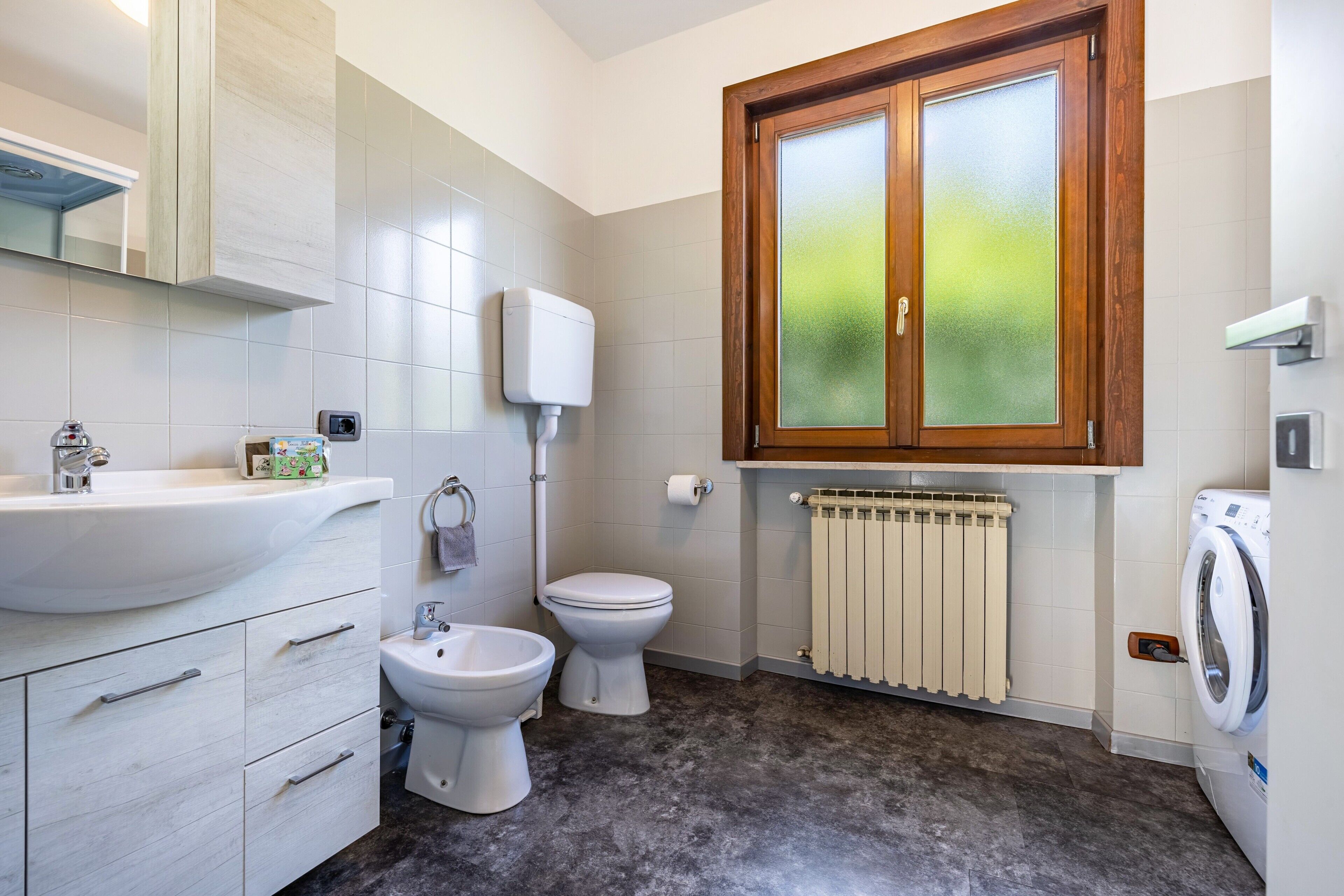 Douche, articles de toilette gratuits, sèche-cheveux