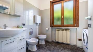 Douche, articles de toilette gratuits, sèche-cheveux