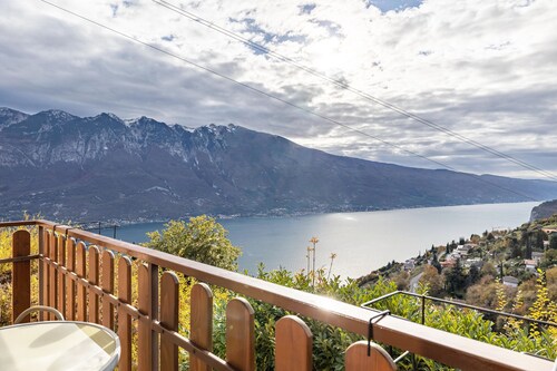 Ferienhaus 'Casa Elena' mit Seeblick, privatem Garten und WLAN