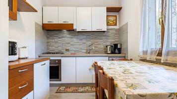 Frigorifero, microonde, forno, piano cottura