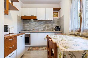 Frigorifero, microonde, forno, piano cottura
