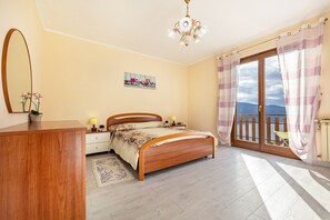 2 slaapkamers, een strijkplank/strijkijzer, gratis wifi, beddengoed