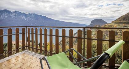 Casa de vacaciones 'Casa Damiano' con vistas al lago, jardín privado y Wi-Fi