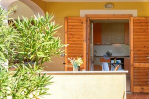 Kühlschrank, Ofen, Herdplatte, Wasserkocher mit Kaffee-/Teezubehör