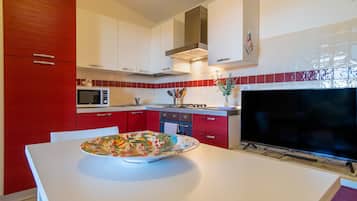 Køleskab, mikrobølgeovn, ovn, kogeplade