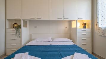 2 bedrooms, bed sheets