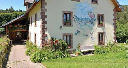 Landhaus "Les Hirondelles" mit Bergblick, Gemeinschaftsgarten und WLAN