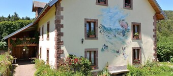 Cottage "Les Hirondelles" with Mountain View, Shared Garden & Wi-Fi