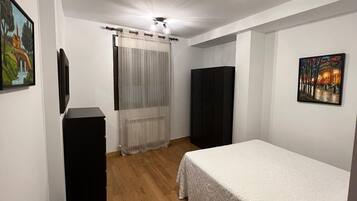 1 dormitorio, tabla de planchar con plancha, cuna de viaje y wifi gratis