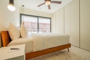 1 habitación, tabla de planchar con plancha, wifi y ropa de cama