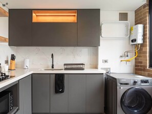 Kjøleskap, mikrobølgeovn, kokeplater og kaffetrakter/tekoker