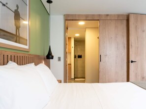 2 bedrooms, desk, iron/ironing board, WiFi