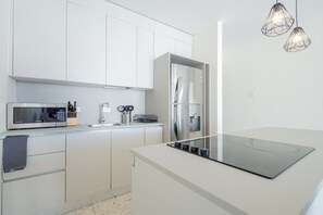 Refrigerador, microondas, parrilla de estufa y cafetera y tetera 