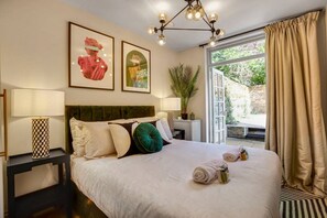 2 soverom, skrivebord, strykejern/-brett og wi-fi