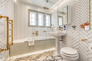 Combined shower/bathtub, hair dryer, towels, shampoo - Exclusive penthouse near Westminster Abbey (London)
