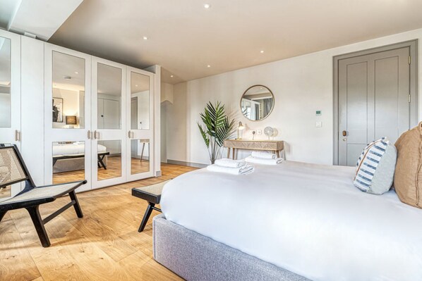 3 bedrooms, desk, iron/ironing board, WiFi
