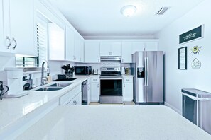 Fridge, microwave, oven, stovetop - PALM PARADISE ☆ PRIVATE HEATED POOL & JACUZZI ☆  NEAR BEACHES & PGA (Palm Beach Gardens)
