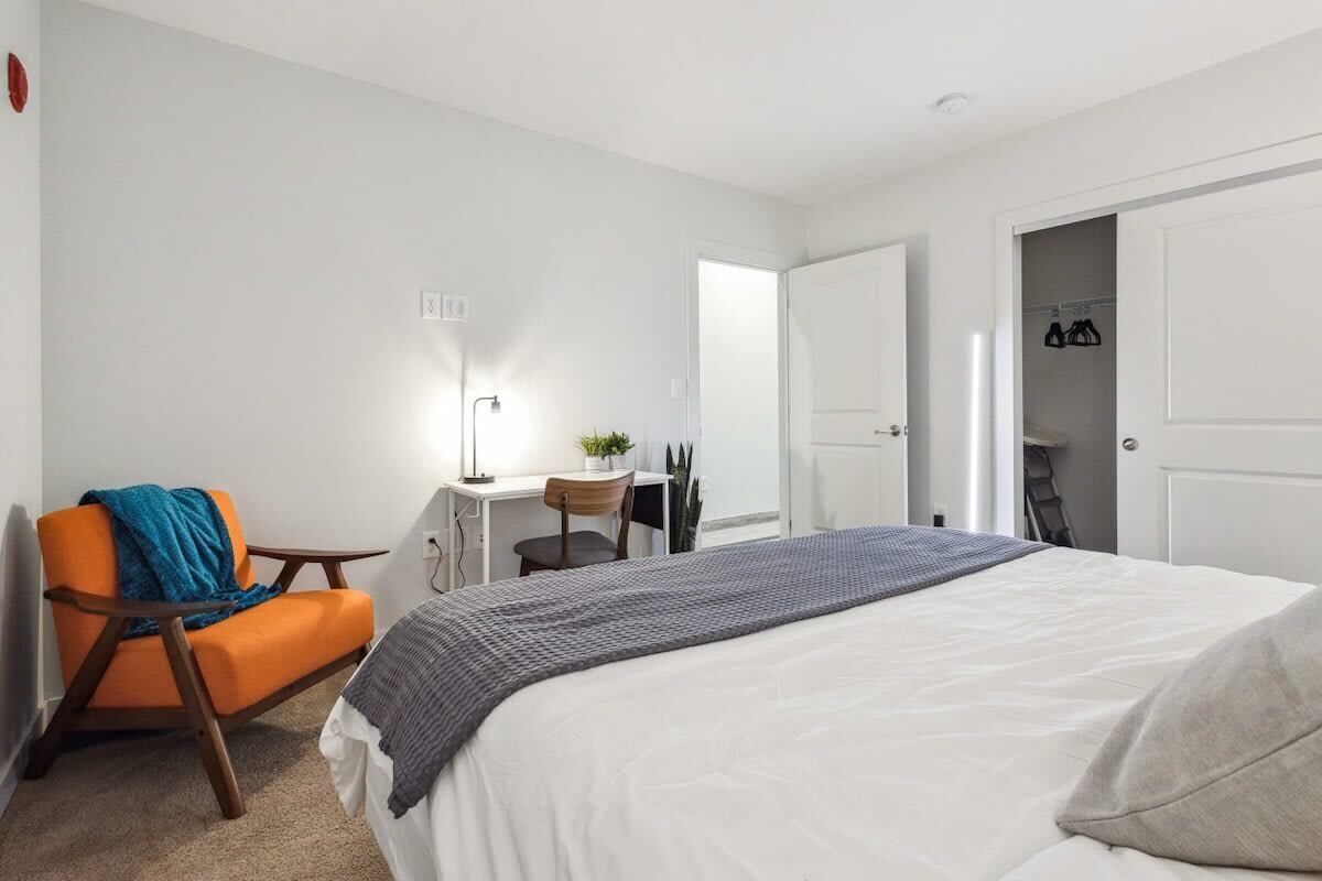 2 slaapkamers, een strijkplank/strijkijzer, reisbedje, gratis wifi