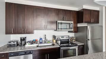 Réfrigérateur, micro-ondes, four, plaque de cuisson