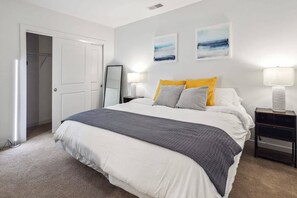 2 bedrooms, iron/ironing board, travel cot, free WiFi - 2BR Premium Downtown Suite (Detroit)