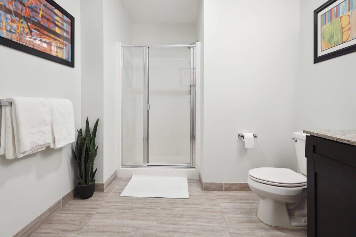 Baignoire, articles de toilette écologiques, sèche-cheveux