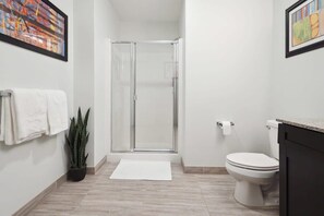Badewanne, umweltfreundliche Kosmetikartikel, Haartrockner, Handtücher
