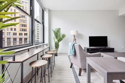 2BR Executive Downtown Retreat