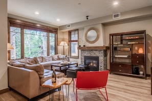 Smart TV, fireplace