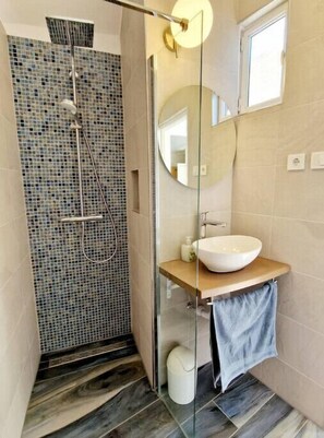 Shower - Charming studio apartment with beautiful sea view
 (Primošten)